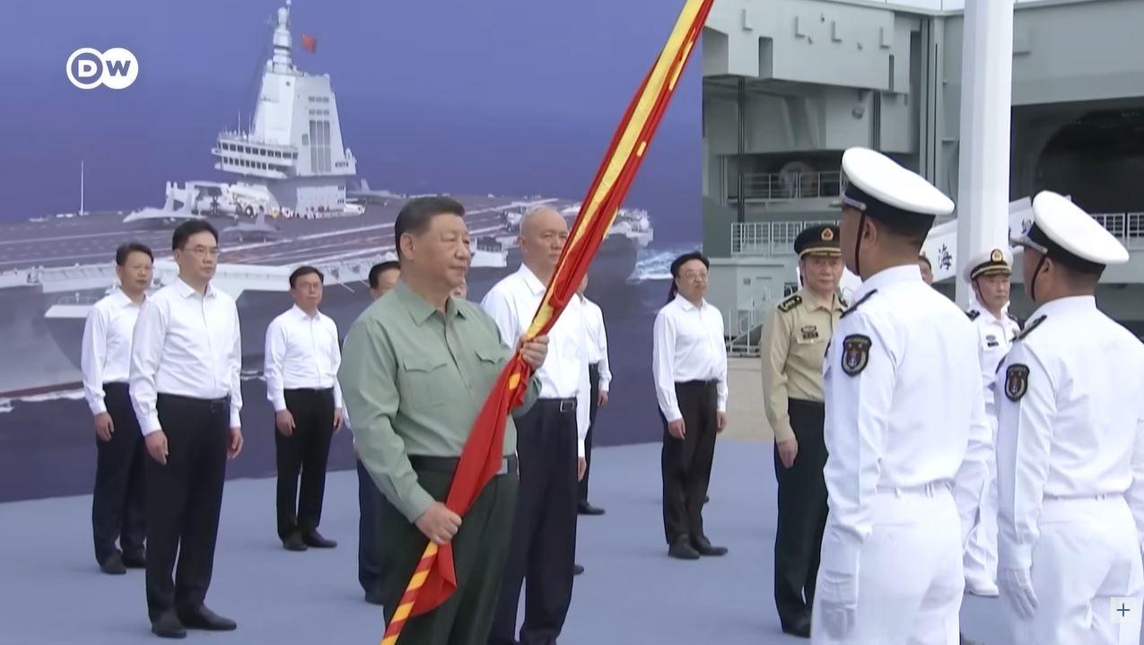 KAPAL INDUK CHINA - Tangkap layar YouTube DW News, memperlihatkan presiden China Xi Jinping selama peresmian kapal induk terbaru Fujian, Jumat (7/11/2025). Ini adalah kapal induk ketiga China tetapi kapal induk pertama yang dibuat di dalam negeri