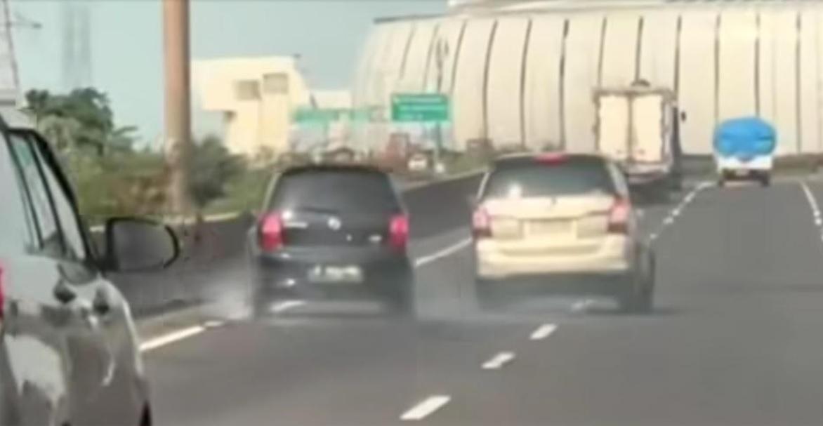 Dua Mobil Saling Pepet di Ruas Tol Arah Kemayoran, Pemicunya Belum Diketahui