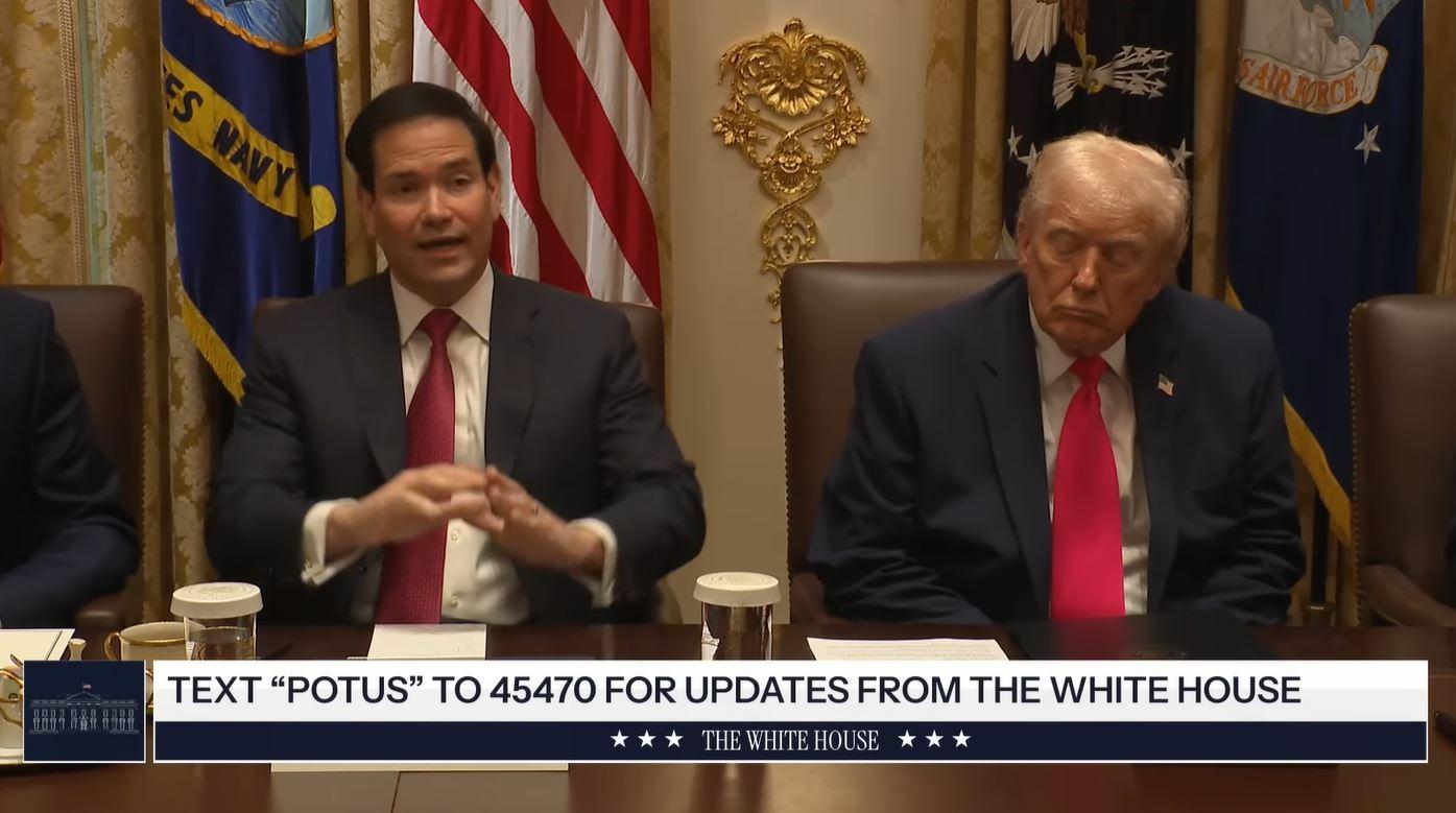 TRUMP TERTIDUR - Tangkap layar YouTube The White House memperlihatkan Presiden AS Donald Trump menggelar rapat kabinet pada 2 Desember 2025. Menlu Marco Rubio berada di sebelahnya memberikan pengarahan.