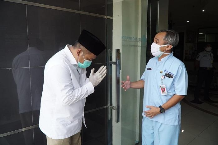 nabil-haroen-saat-menyerahkan-bantuan-kepada-pihak-rumah-sakit-moewardi.jpg