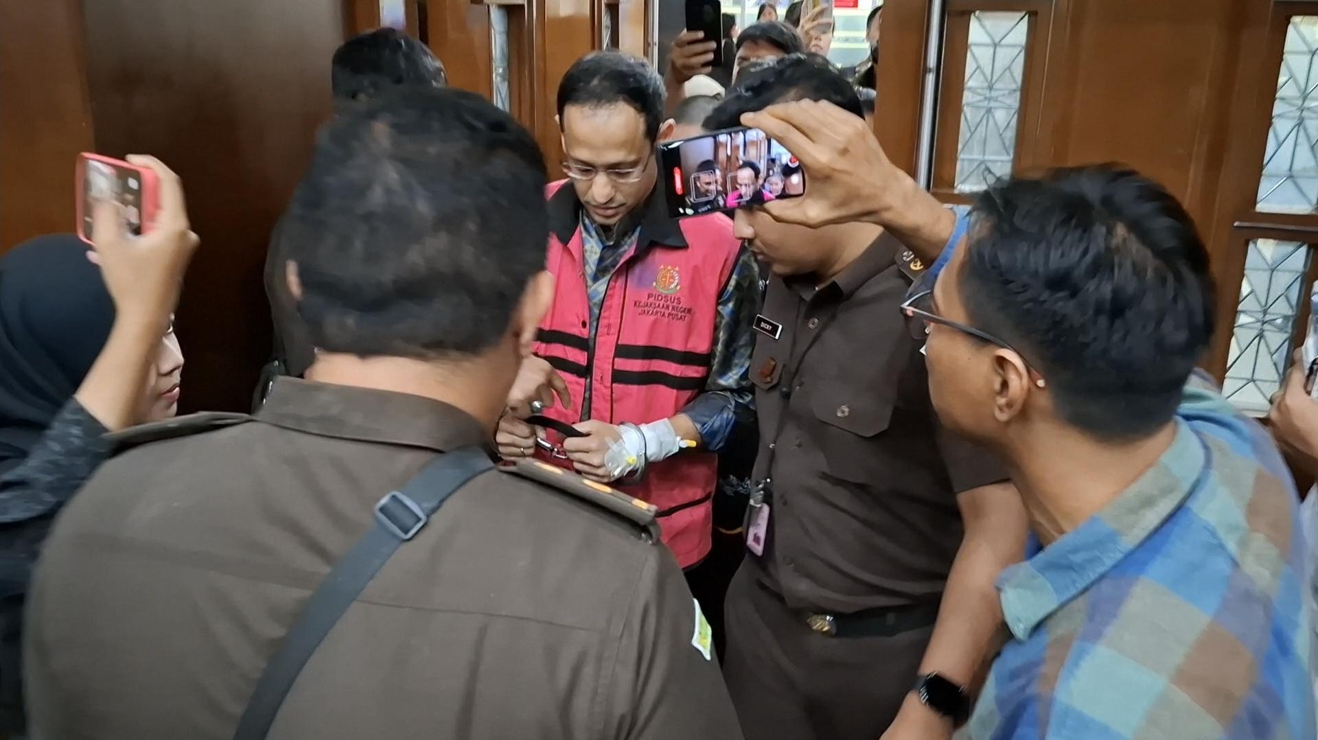 Nadiem Makarim Hadiri Sidang Chromebook dengan Tangan Diinfus