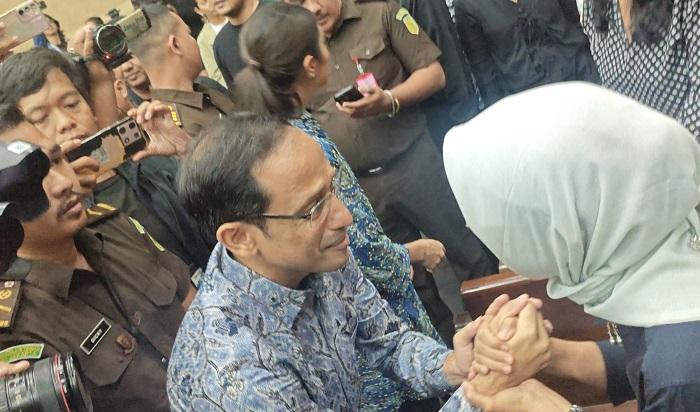 Momen Nadiem Makarim Genggam Erat Tangan Ira Puspadewi Jelang Sidang Dimulai