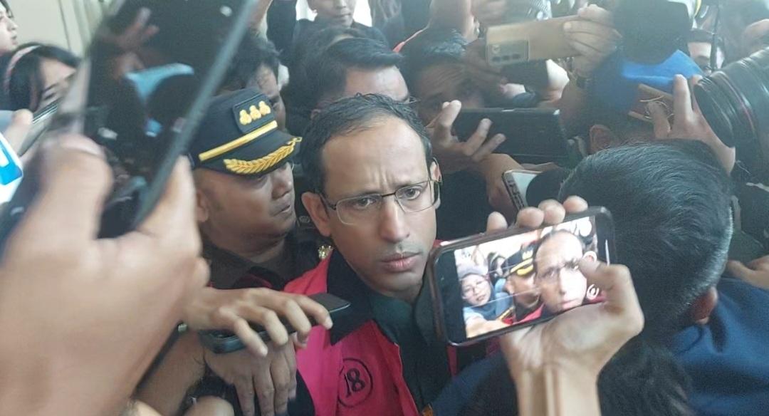 nadiem-pakai-rompi.jpg
