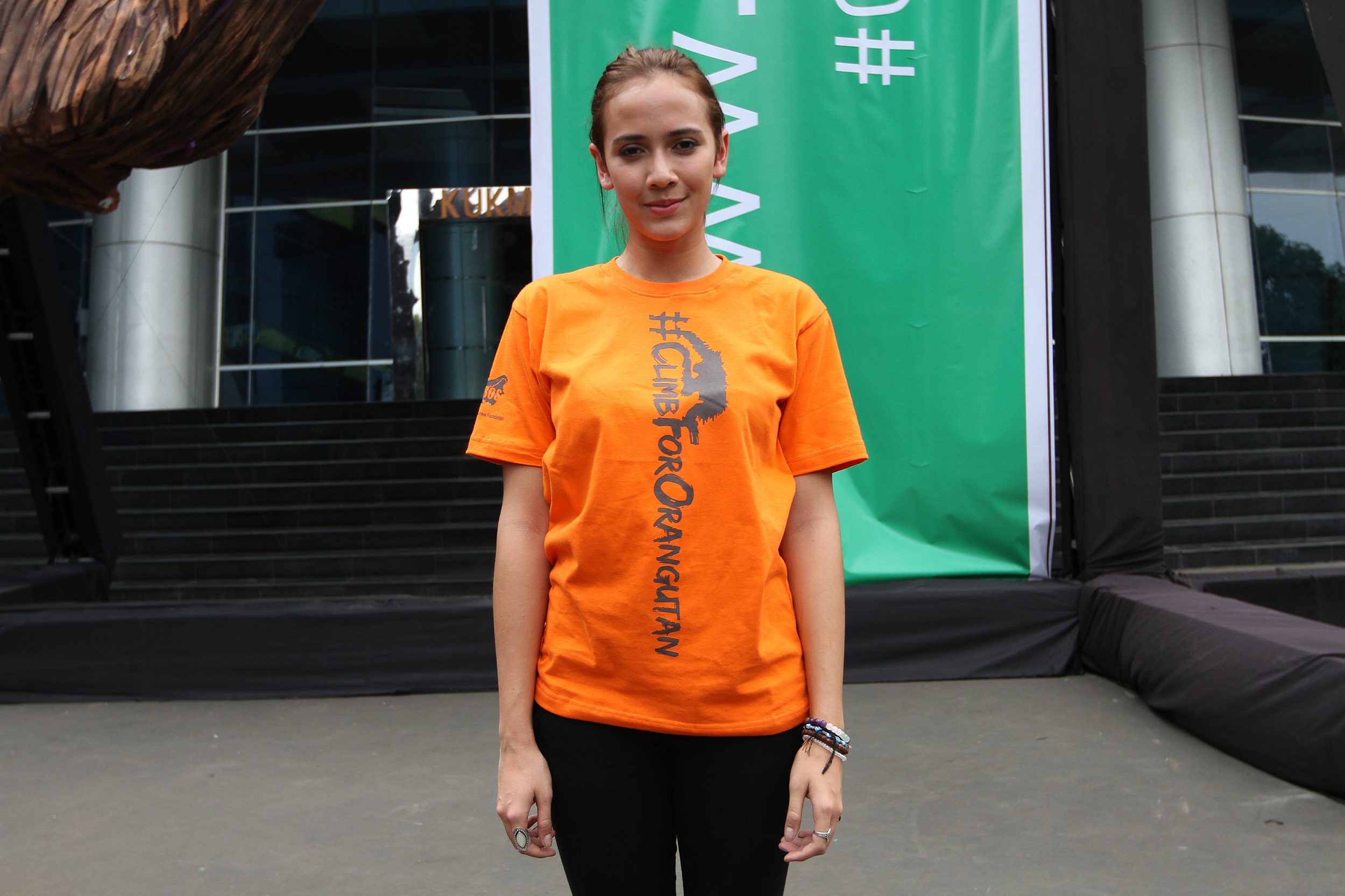 nadine-alexandra-kampanye-selamatkan-orangutan-indonesia_20141107_105212.jpg
