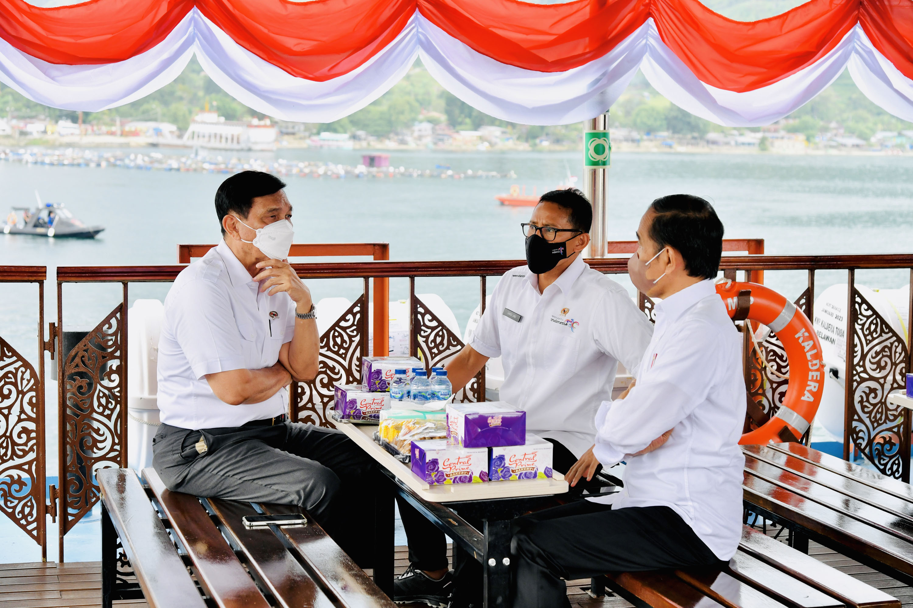 naik-kapal-feri-presiden-jokowi-seberangi-danau-toba_20220205_041525.jpg