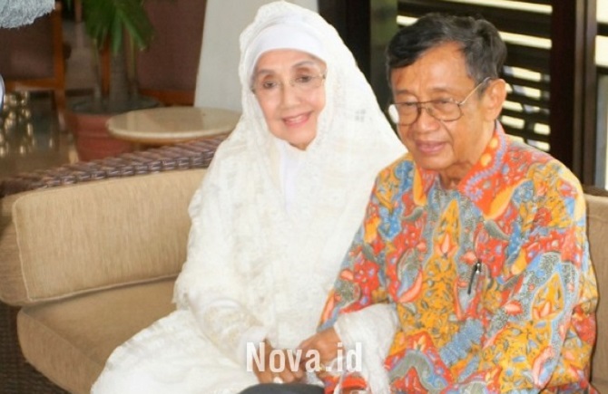 nani-wijaya-dan-suami-ajip-rosidi_20170417_014242.jpg