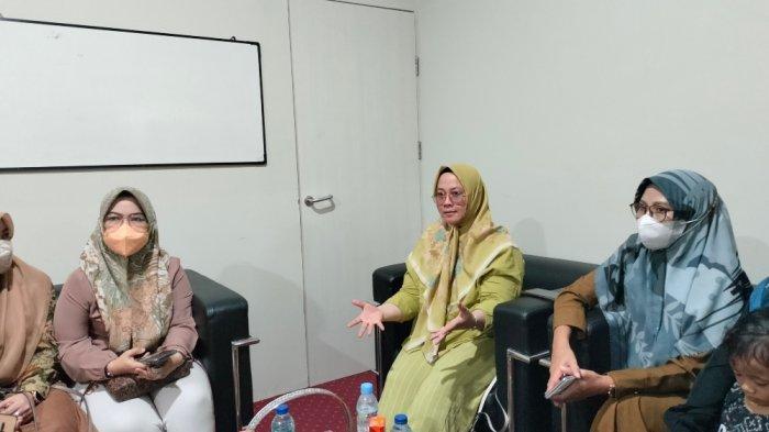 nasabah-yang-mengaku-kehilangan-uang-tabungan-mulai-dari-rp-100-juta-hingg.jpg
