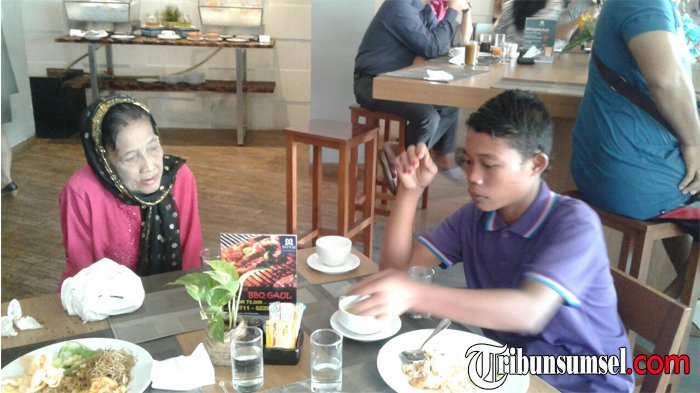 nenek-rohaya-dan-selamet-saat-santap-pagi-di-hotel_20170711_114901.jpg