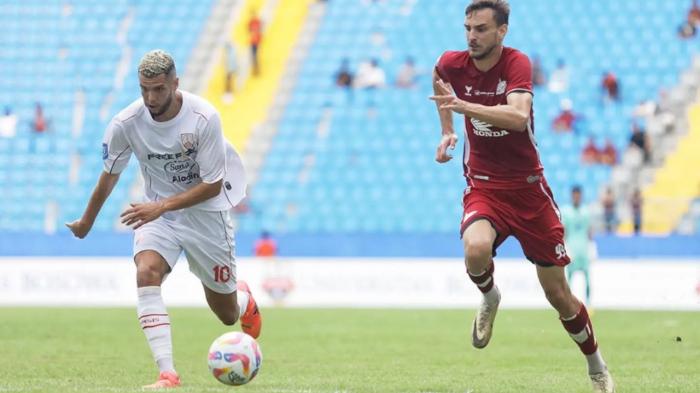 nermin-haljeta-psm-dan-karim-rossi-persis-saat-mengejar-bola-di-liga-1-20242025.jpg