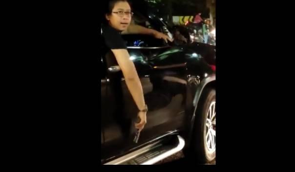 ngan-video-viral-pengendara-toyota-fortunkj.jpg