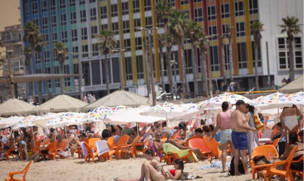 ngunjung-pantai-terlihat-di-Tel-Aviv-pada.jpg