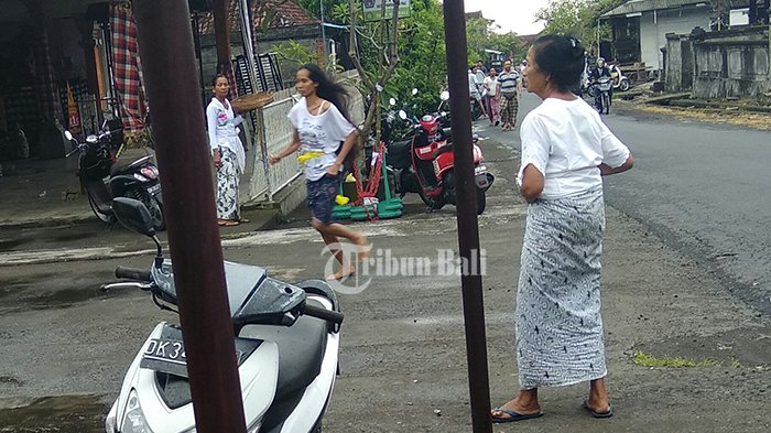 ni-wayan-norti-rambut-terurai-ketika-kesurupan-trance-dan-b_20180314_145405.jpg