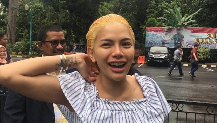 nikita-mirzani-dengan-rambut-pirangnya-yang-basah.jpg