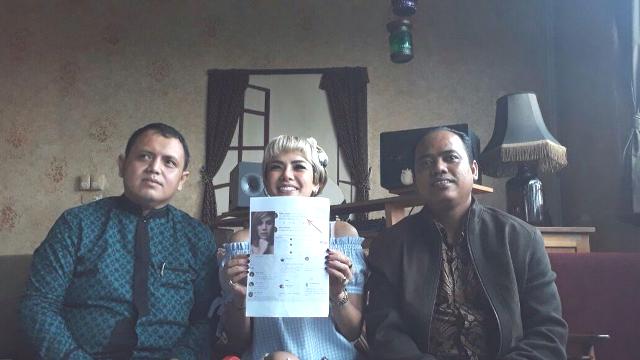 nikita-mirzani-saat-jumpa-pers-di-kawasan-gunawarman_20171009_165204.jpg