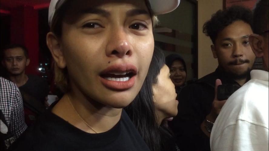 nikita-mirzani-saat-tiba-di-polres-metro-jakarta-selatan-2.jpg
