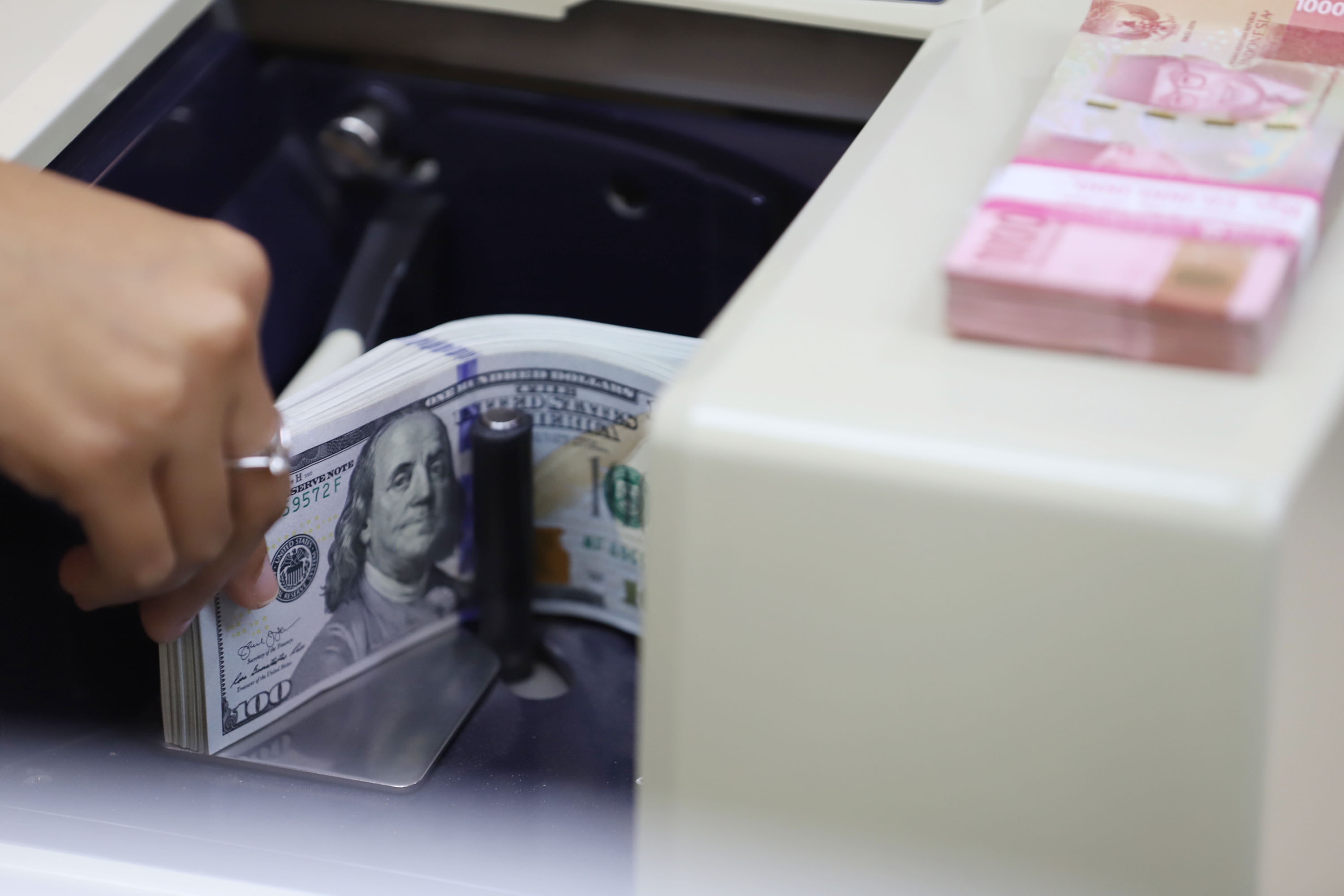 Ekonomi RI Tumbuh 5,61 Persen, IHSG Berakhir Menghijau Tapi Rupiah Terjun Bebas, Mengapa?