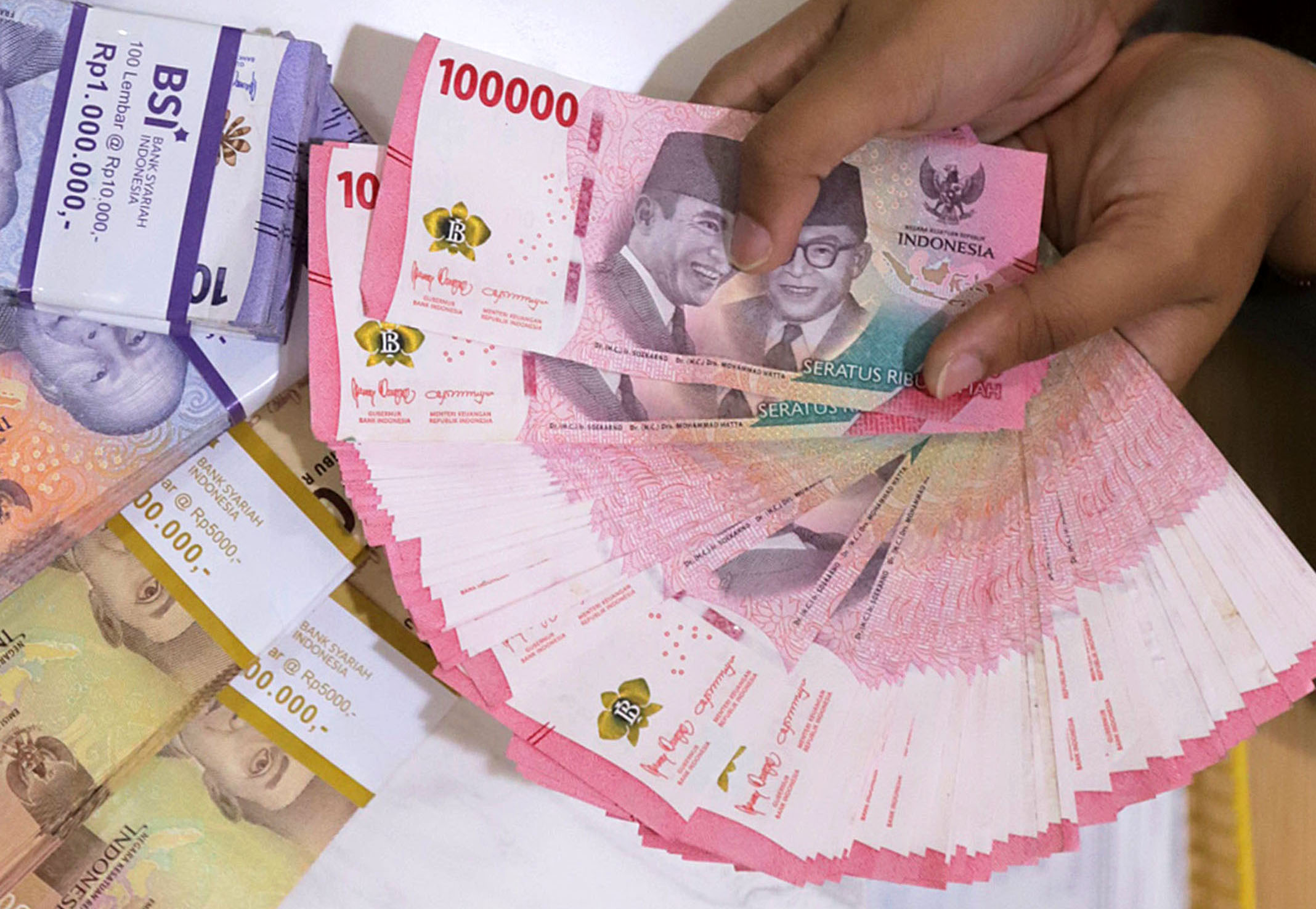 nilai-tukar-rupiah-menguat-tipis_20231228_213017.jpg