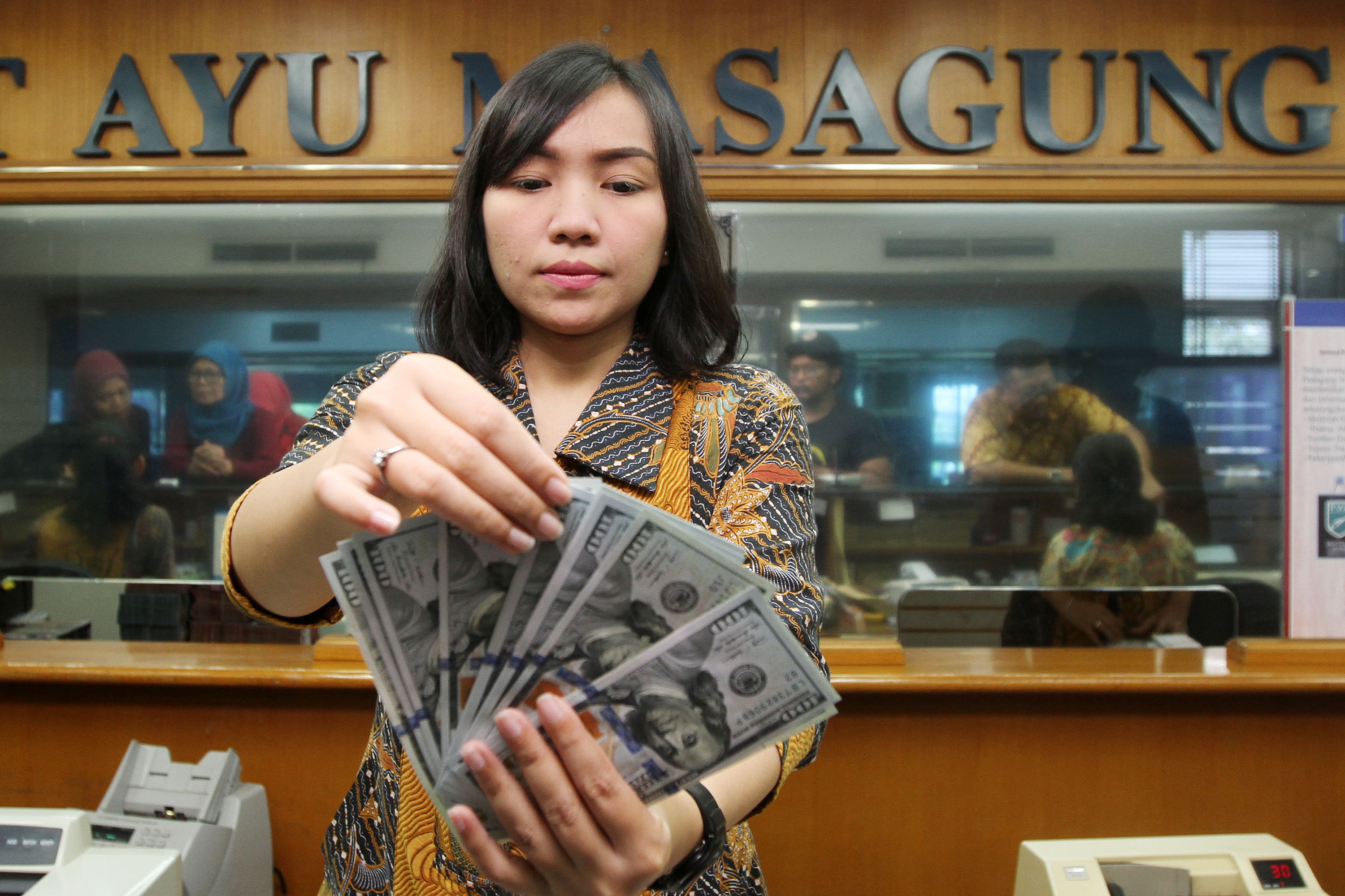 nilai-tukar-rupiah-menguat_20180424_181304.jpg