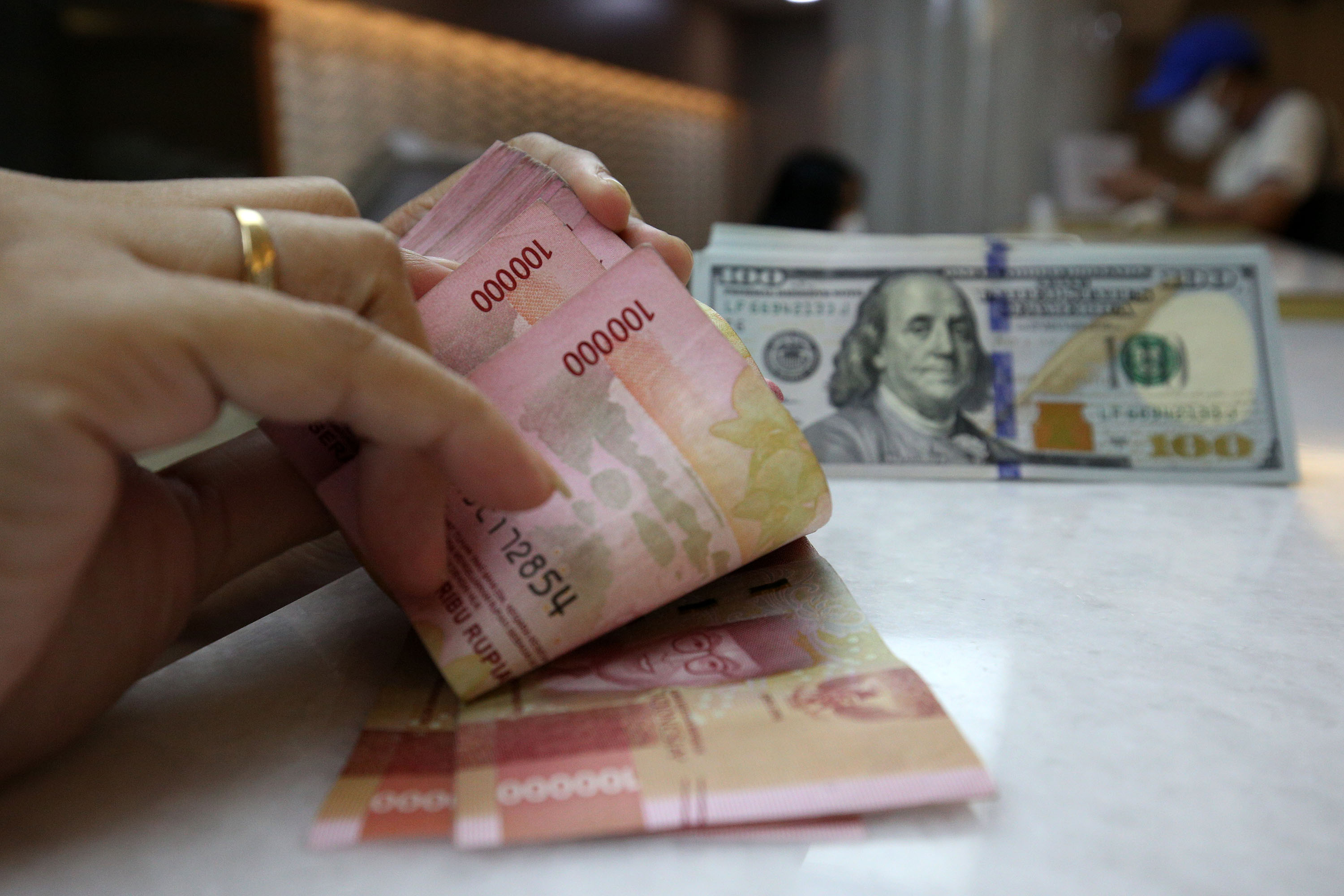 nilai-tukar-rupiah-menguat_20211014_174353.jpg