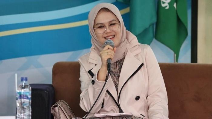 Ayol qinining yaqindan olingan videosi