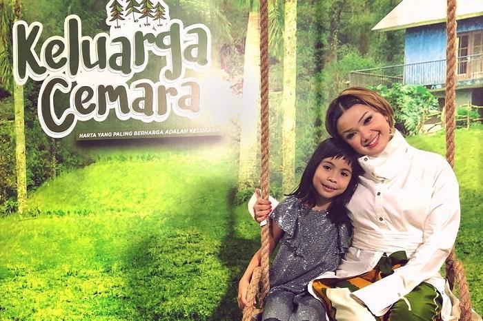 nirina-zubir-dan-sang-anak.jpg