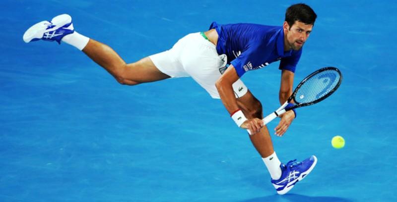 novak-djokovic-ambil-tuuuhbola.jpg