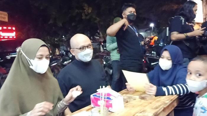 novel-baswedan-mendatangi-kedai-nasi-goreng-milik-eks-pegawai-kpk-juliandi-tigor.jpg