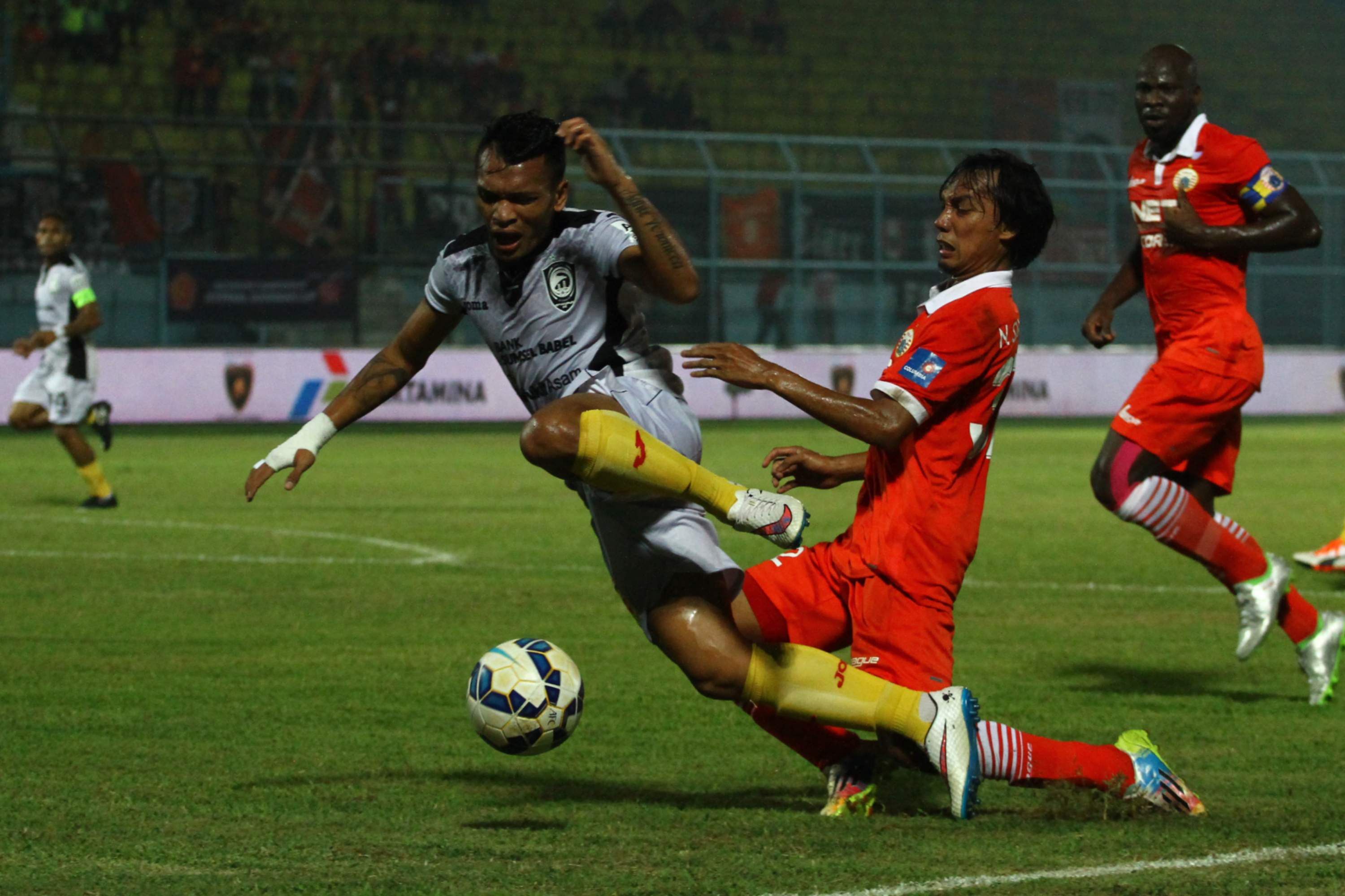 novri-setiawan-berusaha-rebot-bola-ferdinand-sinaga_20151126_145225.jpg