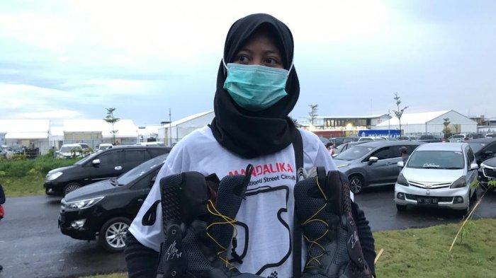 nunik-sepatu-alex-rins.jpg