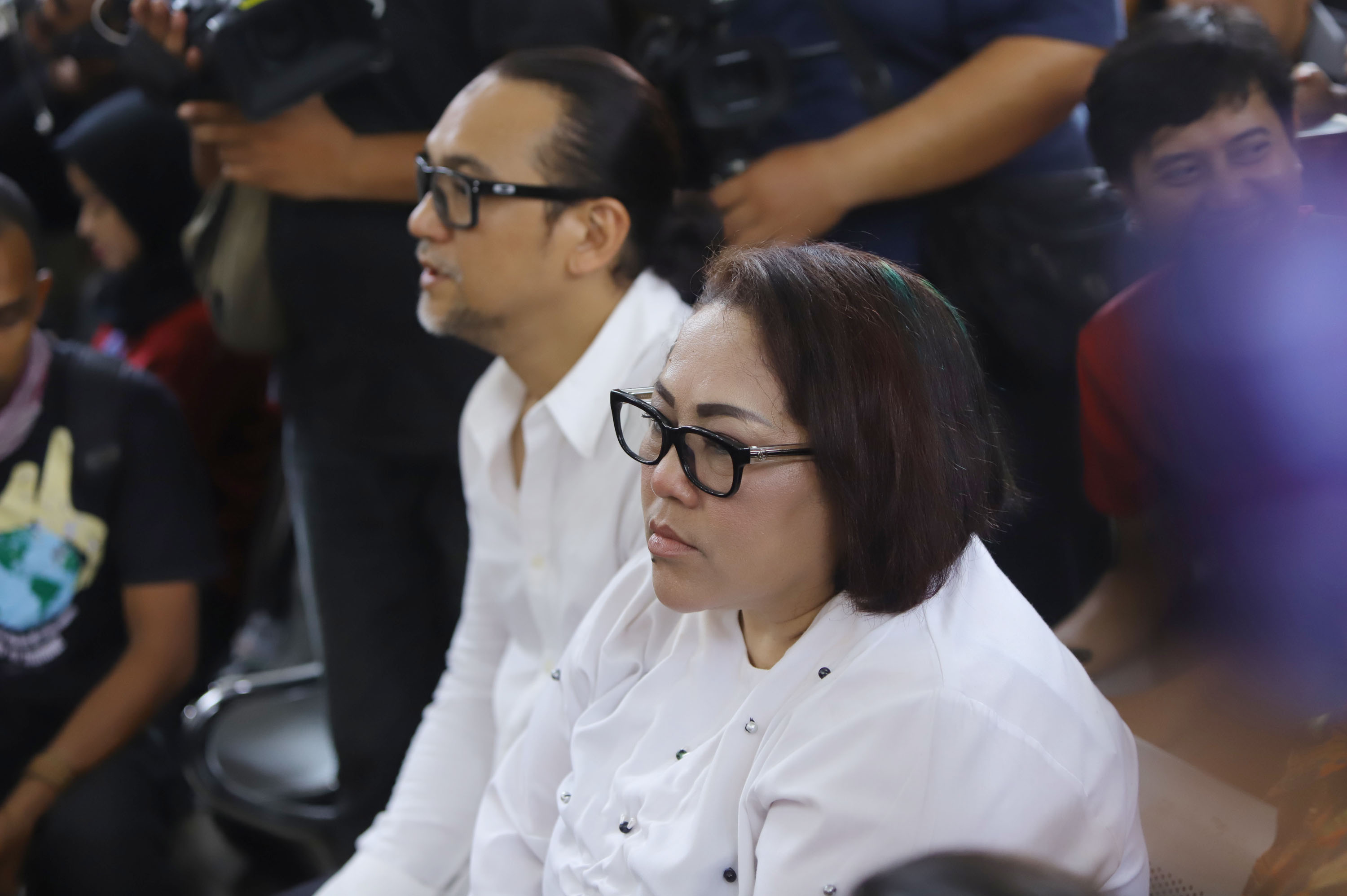 nunung-dan-suami-jalani-sidang-perdana-kasus-penyalahgunaan-narkoba_20191002_191450.jpg