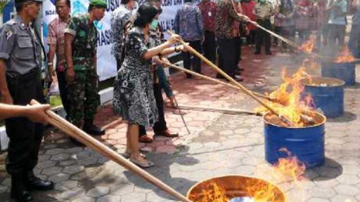 obat-dan-makanan-ilegal_20141212_153649.jpg