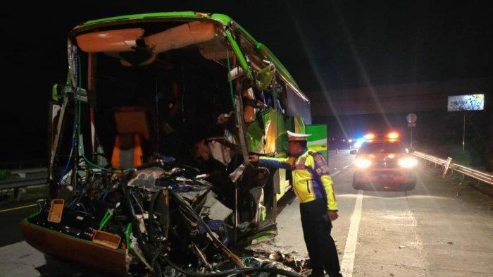 olah-tkp-kecelakaan-bus-di-mapolres-jombang.jpg