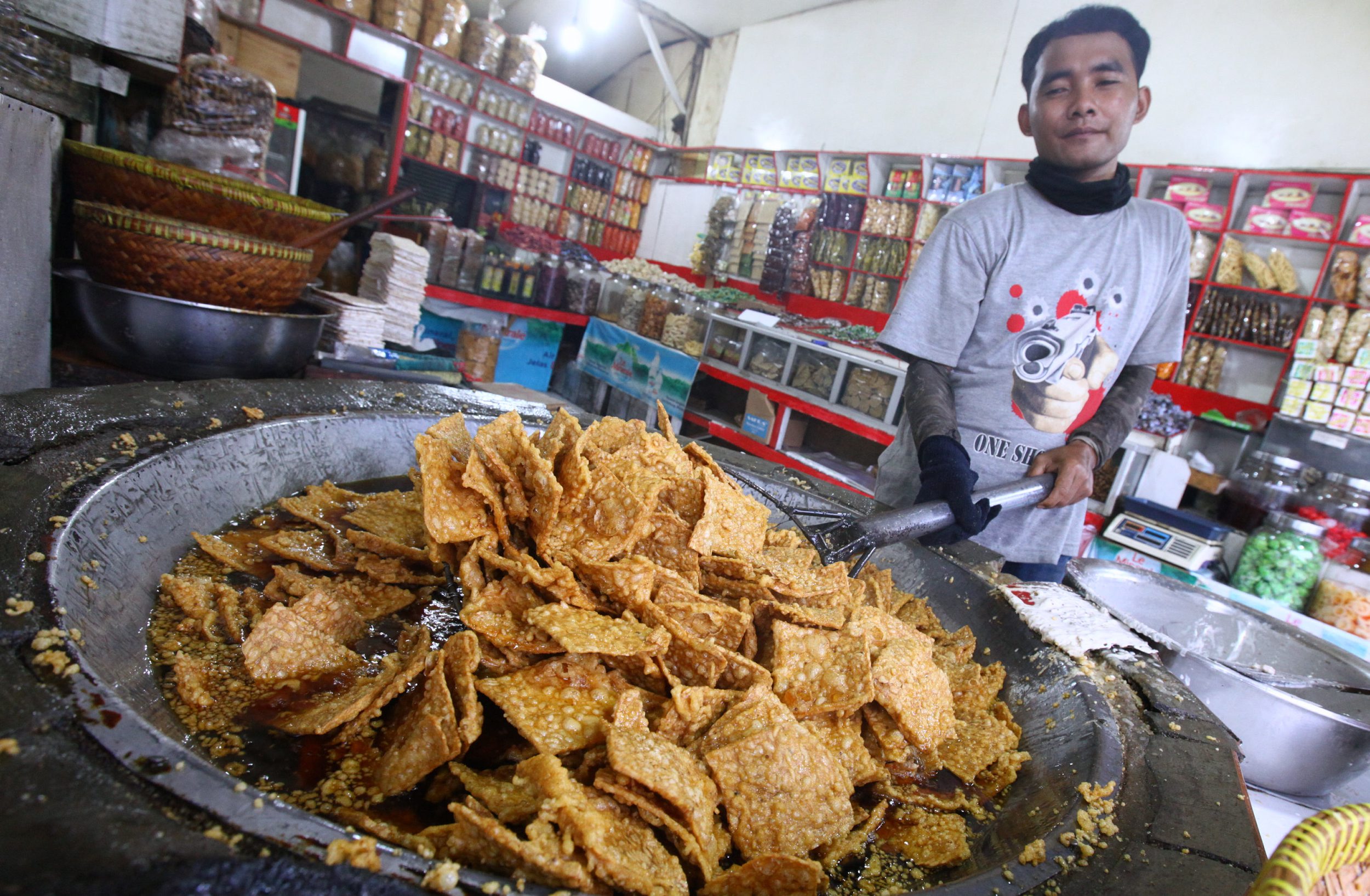 omzet-oleh-oleh-tempe-goreng-khas-bandung-anjlok_20200530_130820.jpg