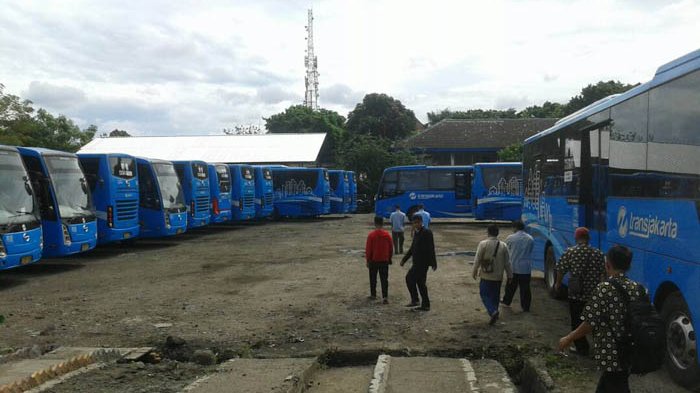 operator-bus-transjakarta-dari-perusahaan-umum_20170601_173459.jpg