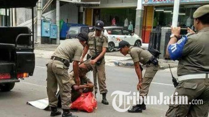 orang-gila-dibuang-satpol-pp_1_20171114_113746.jpg