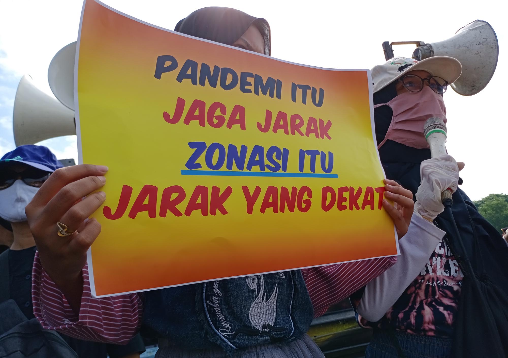 orang-tua-murid-korban-ppdb-2020-demo-istana-negara_20200703_174600.jpg