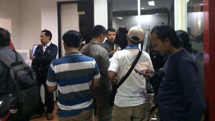 orangtua-pasien-yang-anaknya-divaksin-di-rs-harapan-bunda_20160715_165946.jpg