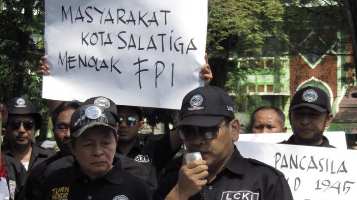 ormas-salatiga-tolak-fpi_20170416_052748.jpg