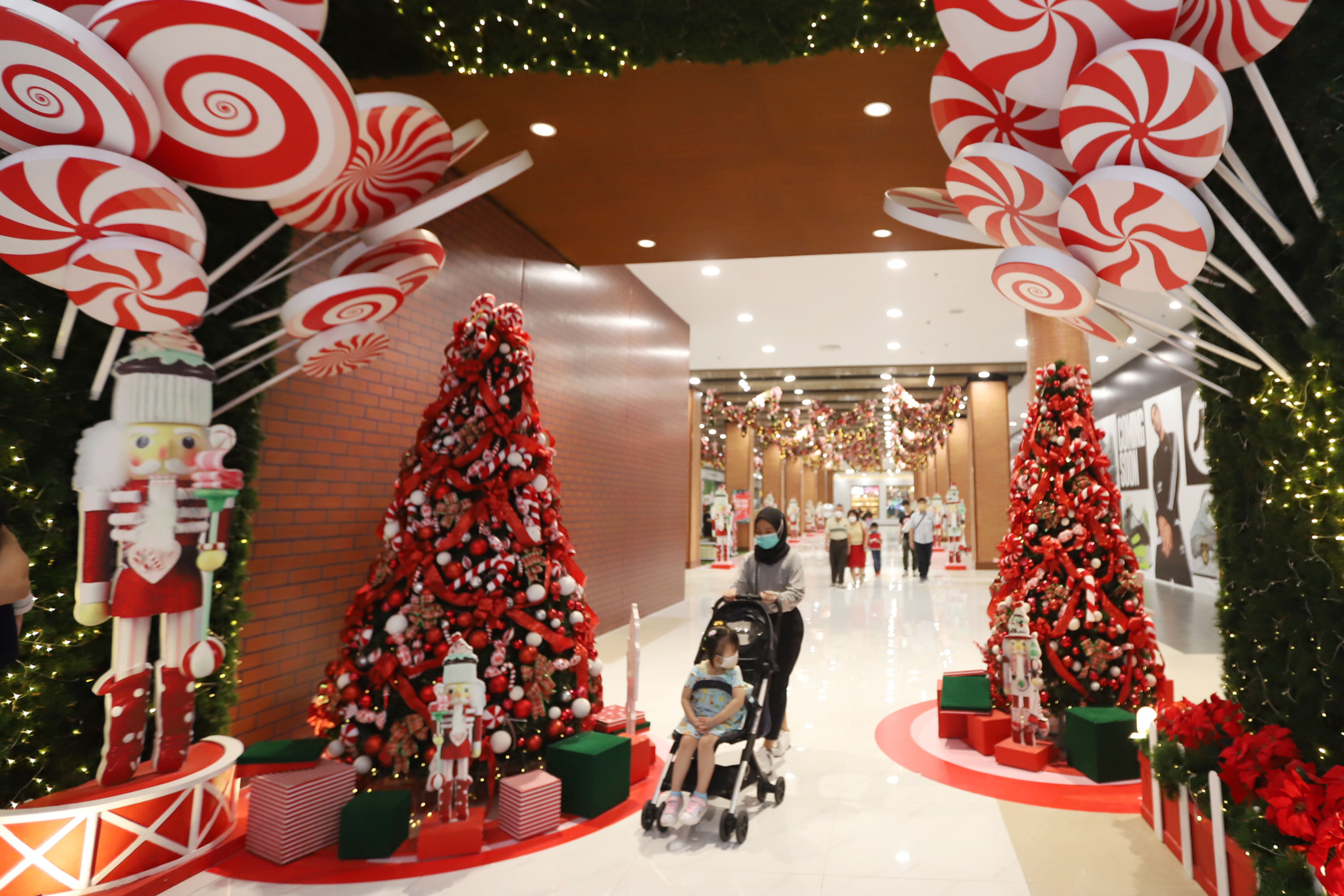 ornamen-natal-di-pusat-perbelanjaan_20211205_210519.jpg