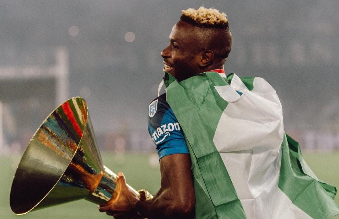 osimhen-pegang-trofi-serie-a.jpg