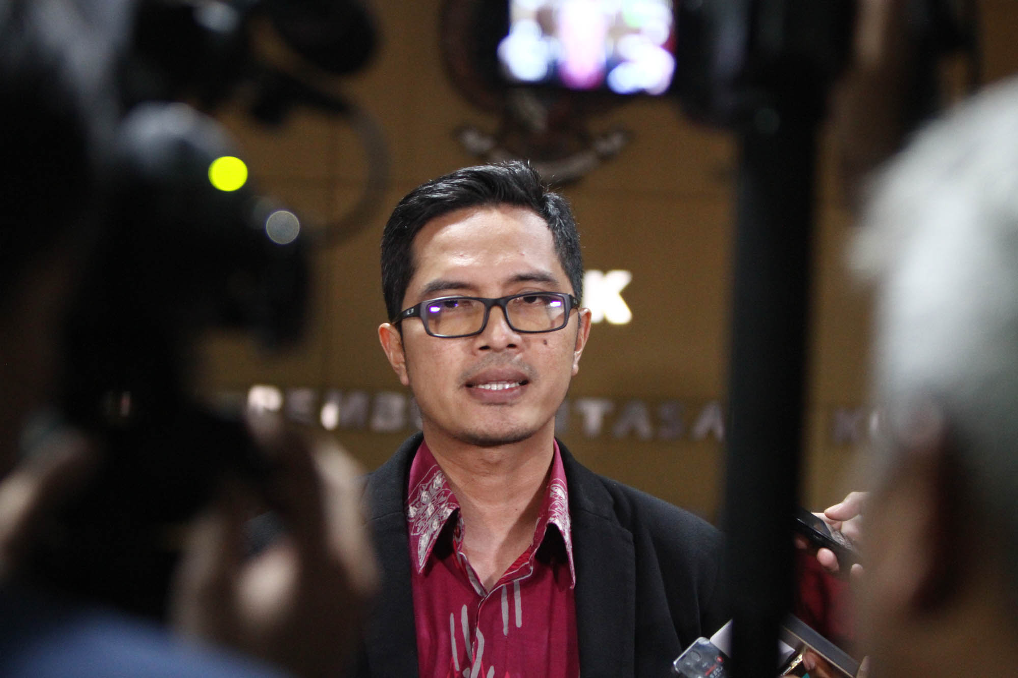 ott-klaten-kpk-amankan-9-orang-dan-uang-rp-2-miliar_20161230_223313.jpg