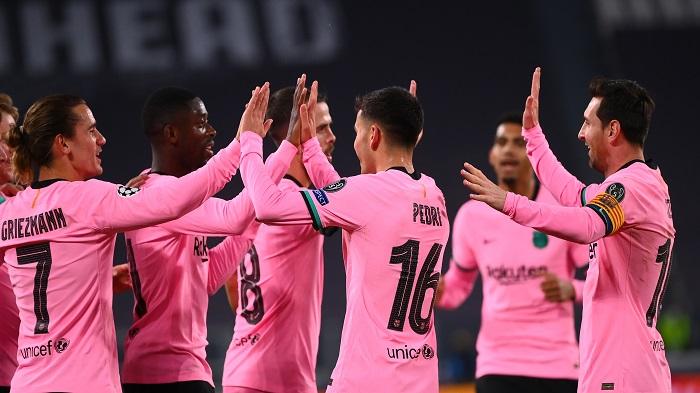 ousmane-dembele-kedua-dari-kiri-merayakan-dengan-rekan-satu-timnya-mencetak-gol-pertama.jpg