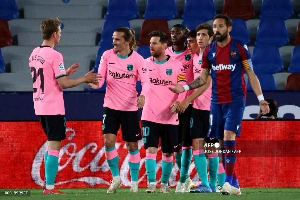 ousmane-dembele-tengah-merayakan-dengan-rekan-satu-tim-setelah-mencetak-gol.jpg