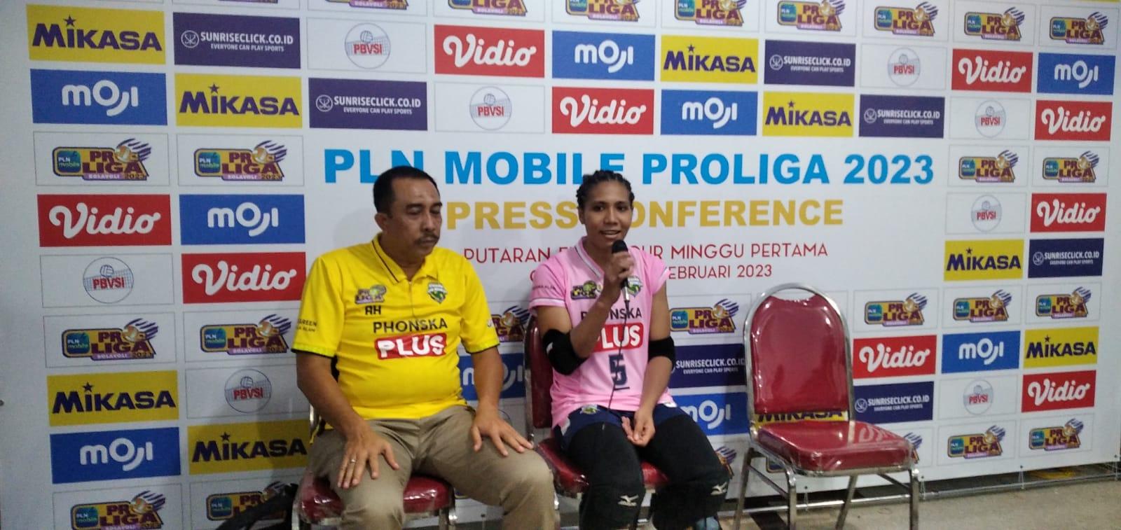 outside-hitter-gresik-petrokimia-pupuk-indonesia-mediol-stiovanny-yoku-dan-sang-pelatih.jpg