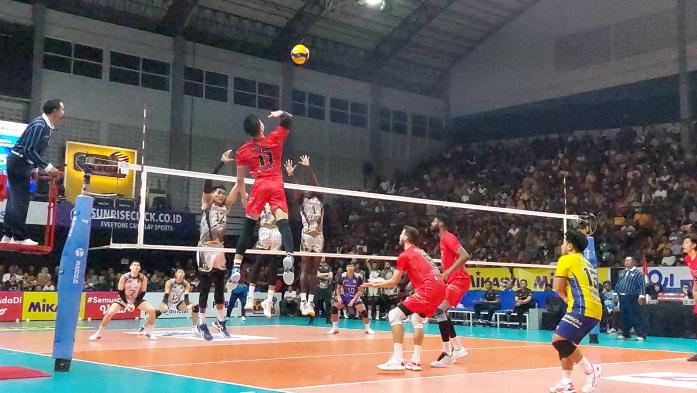 outside-hitter-jakarta-stin-bin-rozalin-penchev-melakukan-smash-kencang.jpg