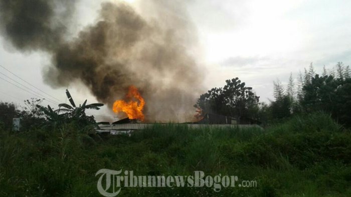 pabrik-gitar-di-desa-klapanunggal-kabupaten-bogor-terbakar_20170127_151330.jpg