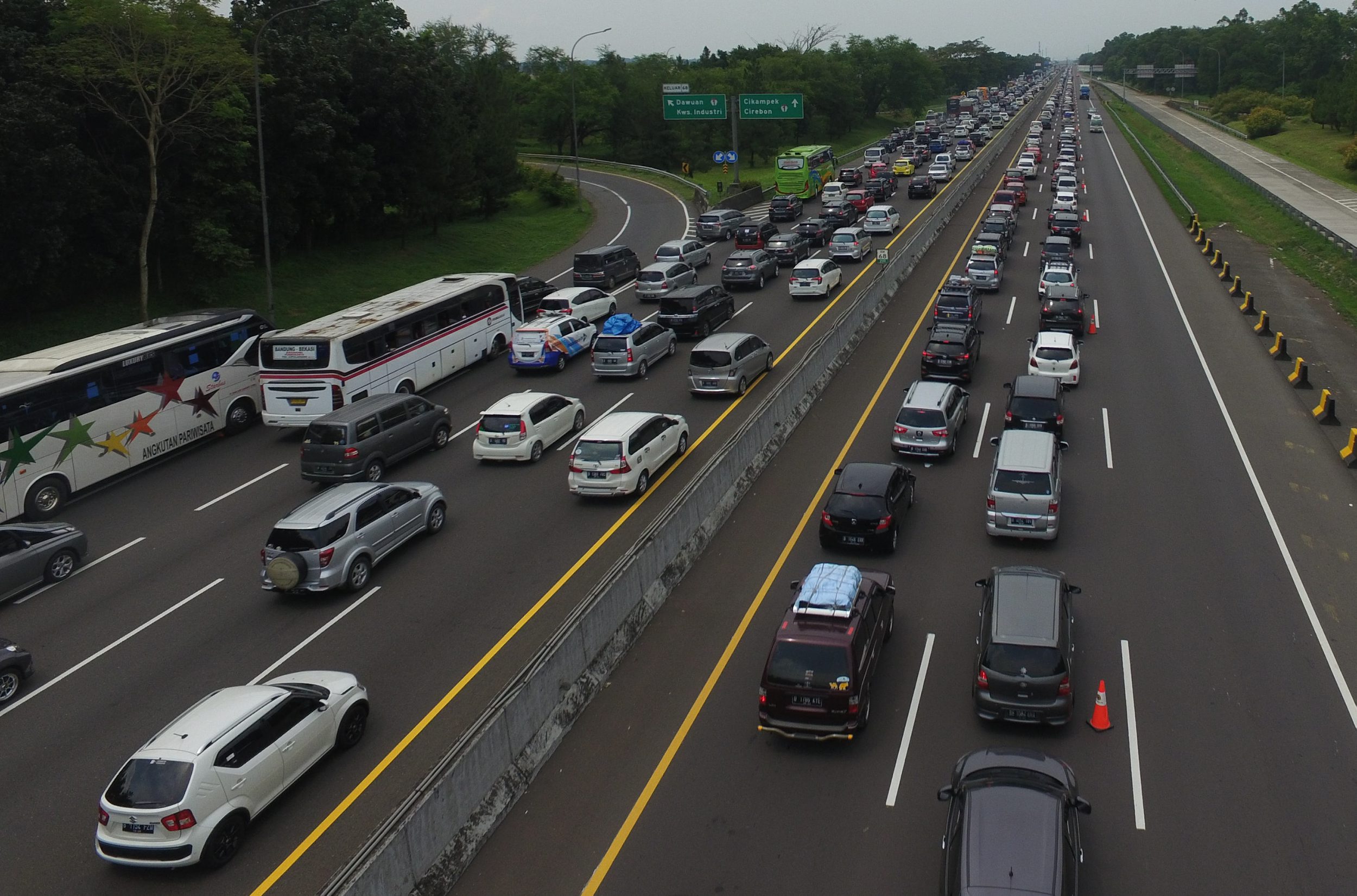 padat-merayap-gt-jakarta-cikampek-h-2-lebaran_20220430_135106.jpg