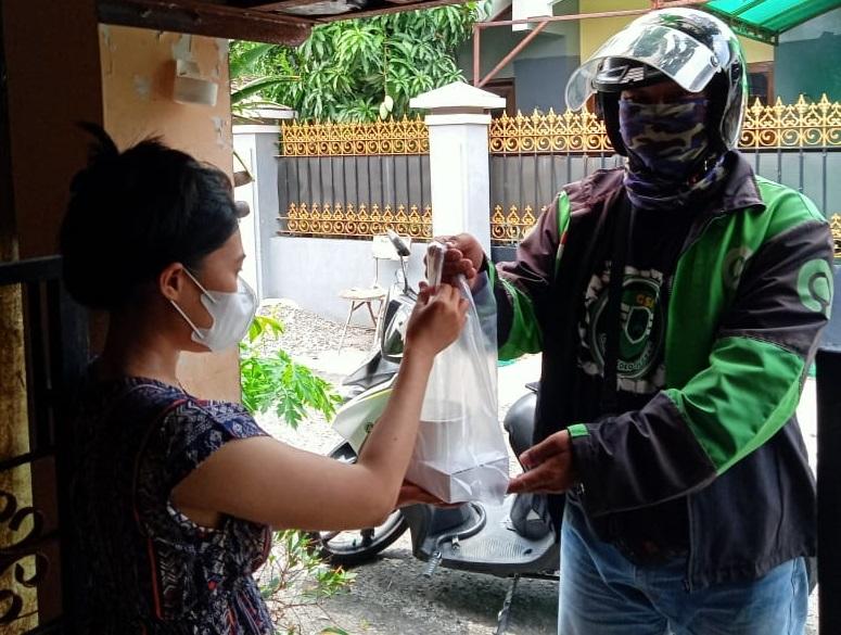 paket-itu-diantar-dengan-menggunakan-layanan-gosend.jpg