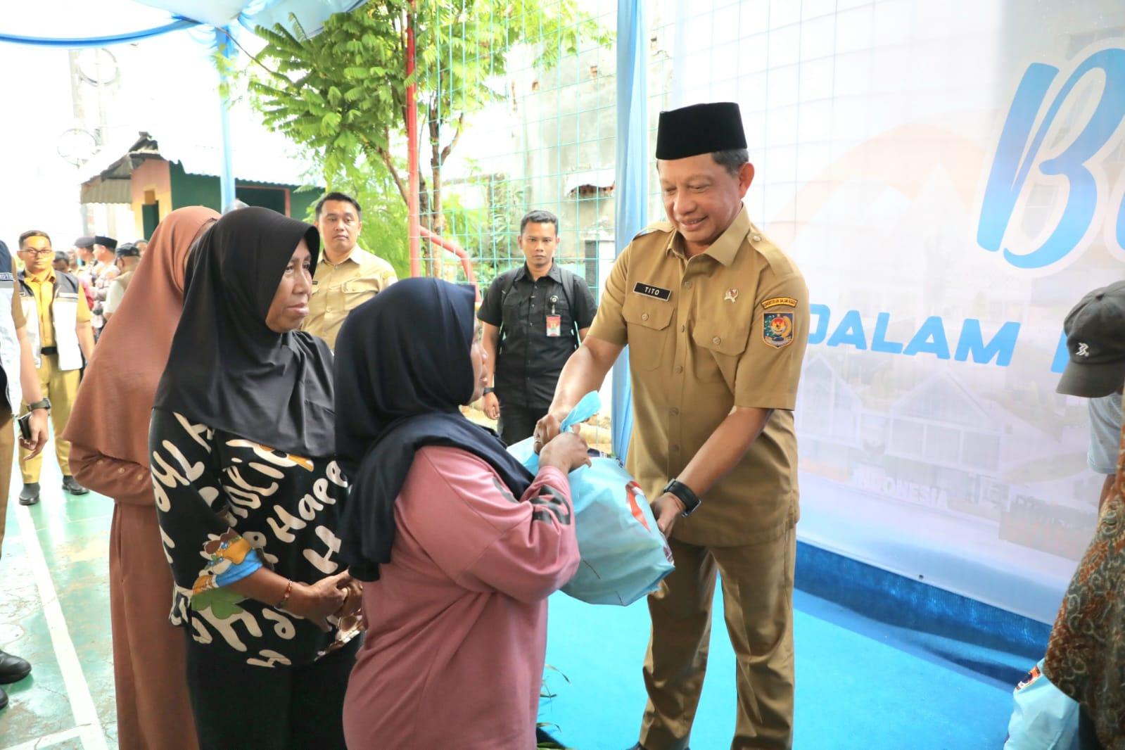 HUT Ke-15 BNPP, Mendagri selaku Kepala BNPP Bagikan 2.000 Paket Sembako kepada Warga Tanah Tinggi