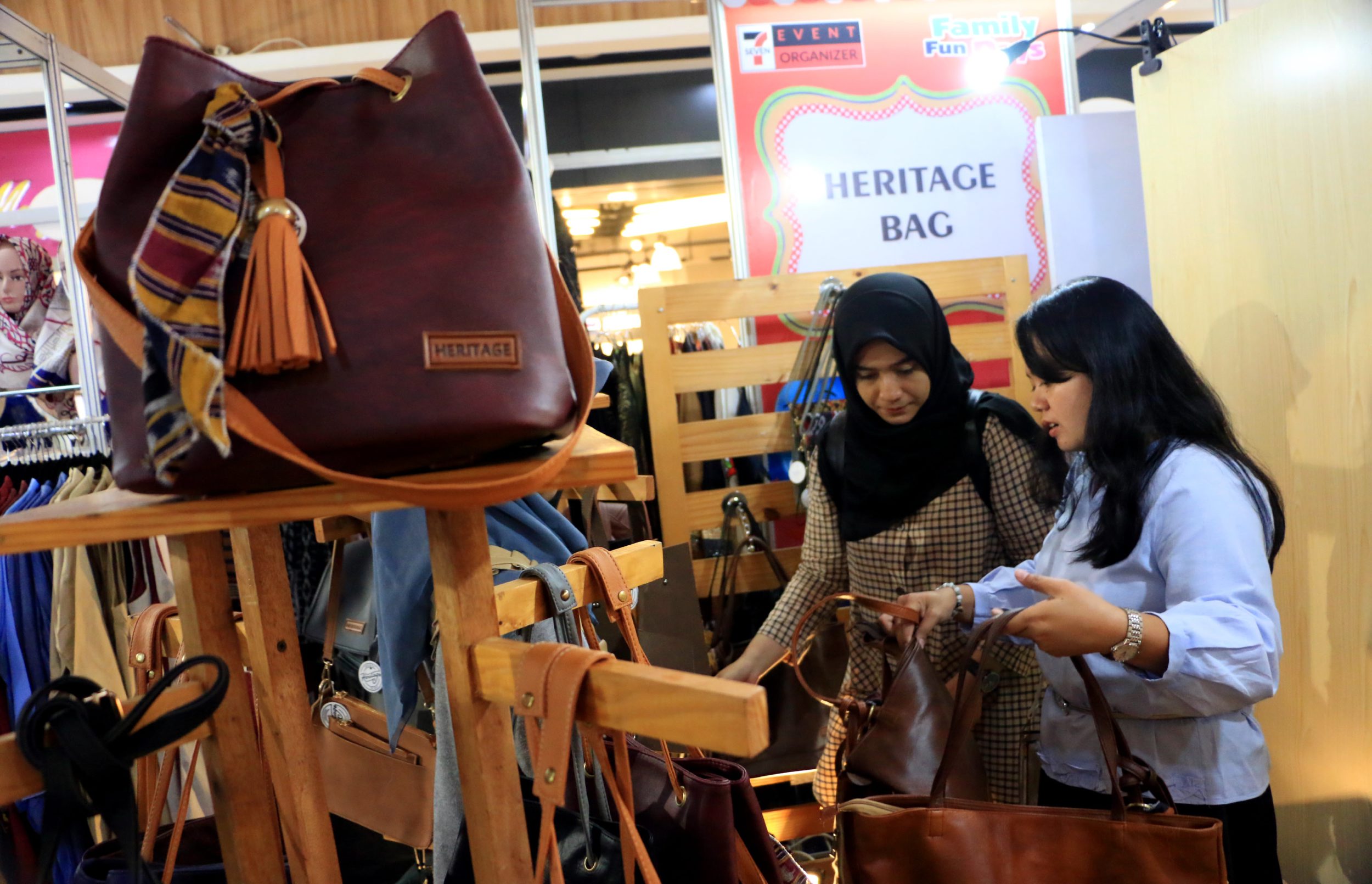 pameran-kerajinan-tas-kulit-semarang_20180430_100207.jpg